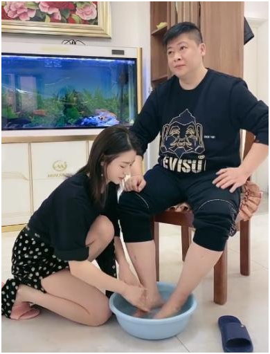 “谢永强”娇妻露面,穿短裙秀长腿跪地洗脚,永强皇上坐姿太享受