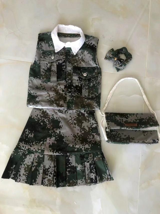 军装变“日式制服短裙”,女大学生的爆改让网友炸锅:不懂尊重!