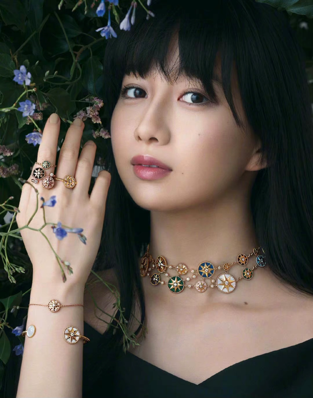 木村拓哉17岁女儿性感写真惹争议,裸上身秀身材,被指走歪路?