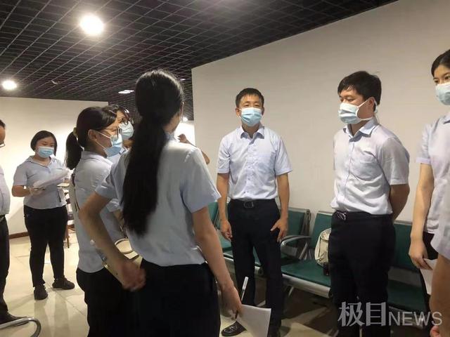 党员行动下沉社区丨深夜受命协助核酸检测,他们的银行制服成小区靓丽风景