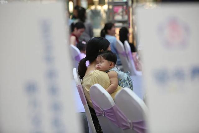 “背奶妈妈”的隐秘战争:在废弃厕所里吸奶,担心被人误入