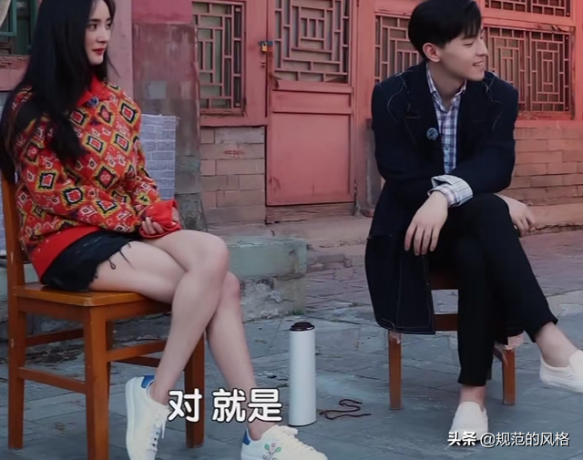 当她翘起二郎腿那一刻,网友狂按暂停键!杨幂“女神”坐姿火了