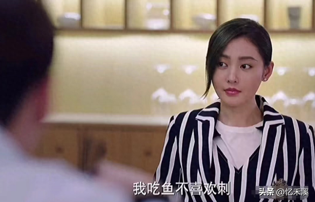 牛角胸罩,诱惑式舔刀尖,这些颠覆三观的镜头,看完让人一言难尽