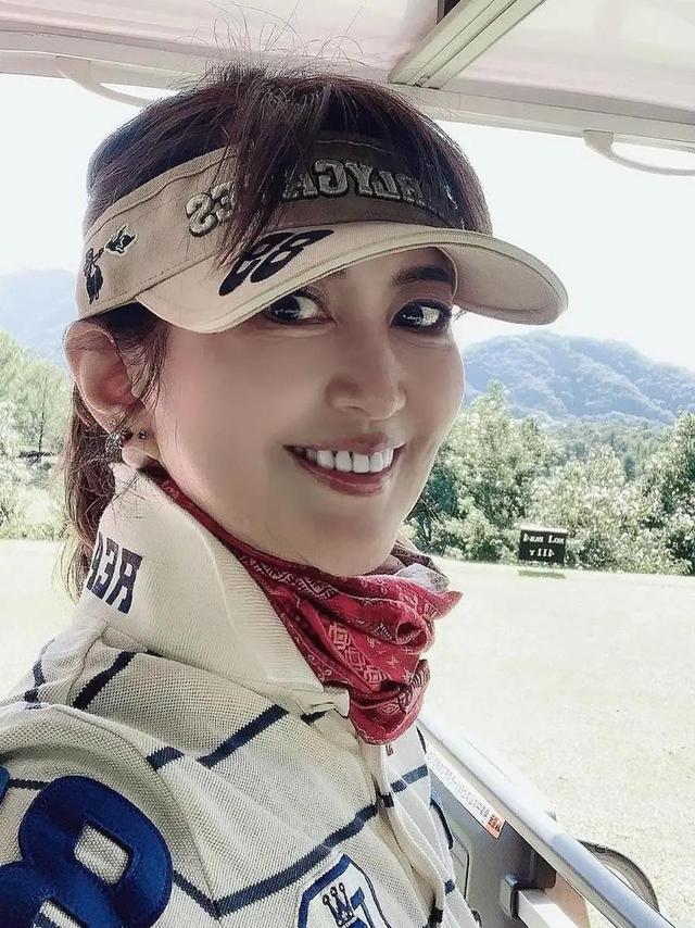 日本71岁美女奶奶颜值逆龄,身材不输少女!和孙子出门被认母子