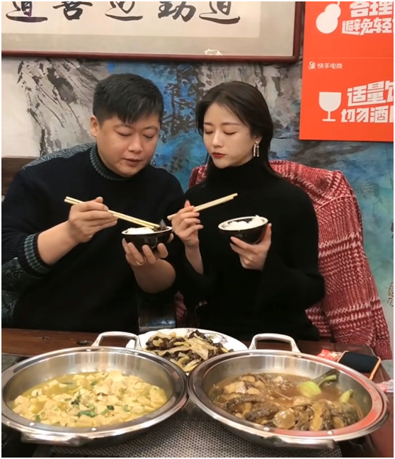 “谢永强”娇妻露面,穿短裙秀长腿跪地洗脚,永强皇上坐姿太享受