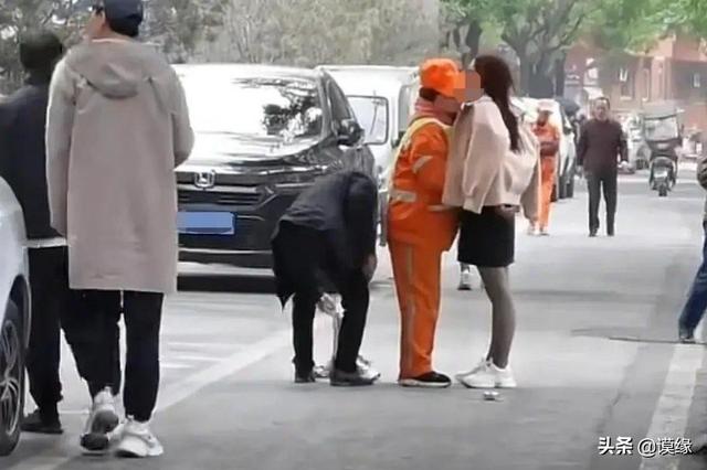 情侣吵架,年轻貌美的女人当街脱内衣乱扔,你这是要惩罚谁?