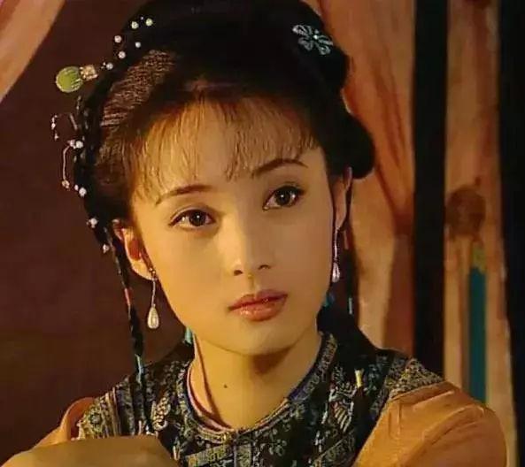 45岁蒋勤勤黑丝长腿超性感,半透衬衣露细腰,曾高龄二胎显衰老
