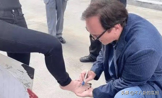 昆汀被曝舔舞娘的脚,吮吸30分钟,此前他就被曝是恋足癖