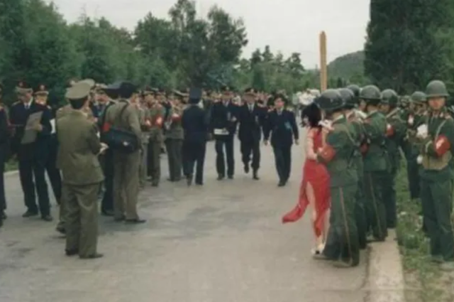 2005年,美女死刑犯毕丽梅被枪决,意外苏醒后,家属哀求饶她一命