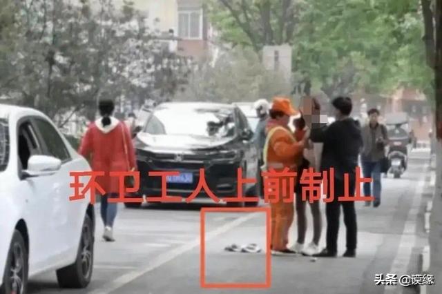 情侣吵架,年轻貌美的女人当街脱内衣乱扔,你这是要惩罚谁?