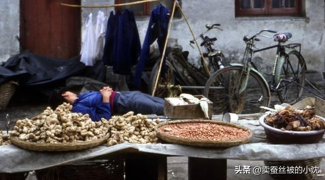 30张屈辱照片:德国女犯一丝不挂被枪决,被拍卖的大胸女人