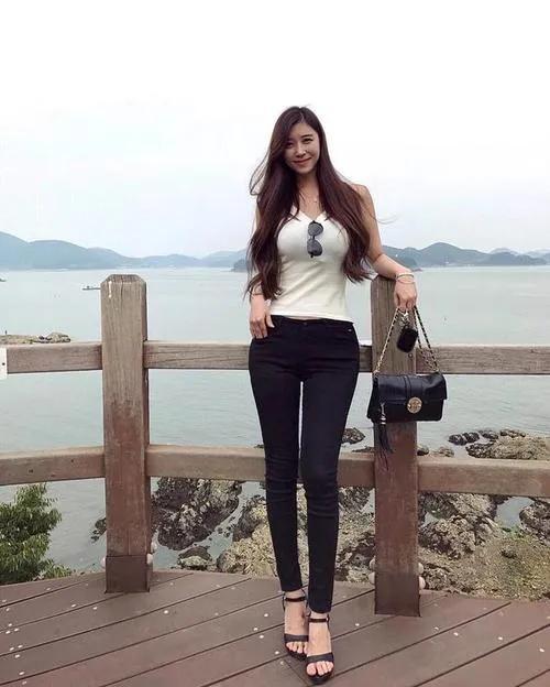 韩国九头身美女,D罩杯加蜂腰翘臀大长腿,被称为“真人版女帝”