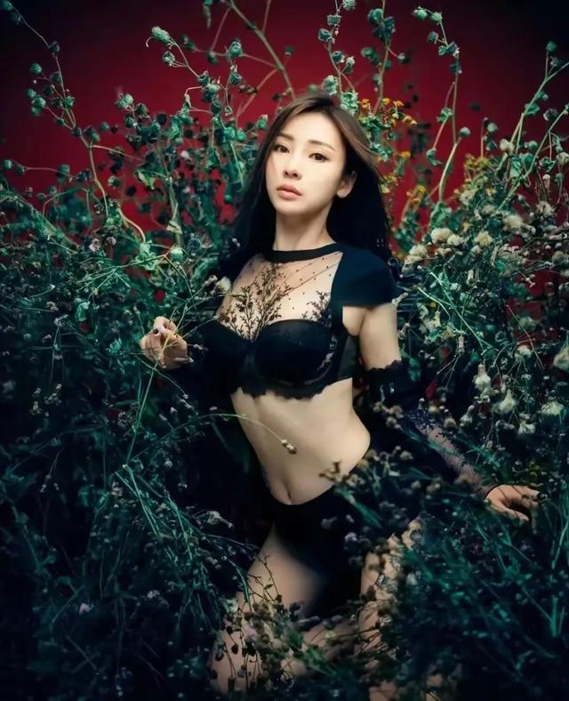 这谁顶得住嘛?柳岩胸部丰满有料,身材真的绝!硬控路人纷纷侧目