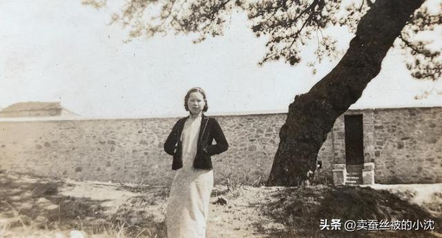 30张屈辱照片:德国女犯一丝不挂被枪决,被拍卖的大胸女人