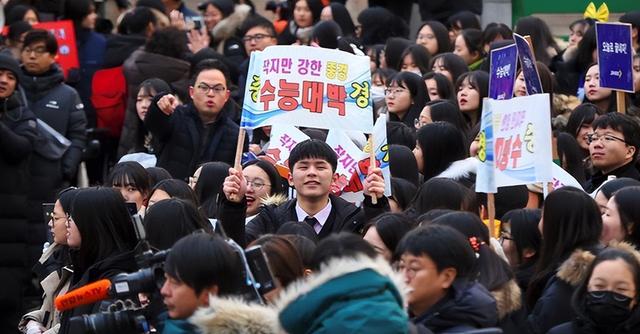 有钱人开私立高校,穷人靠母卖身上学,韩国教育一地鸡毛