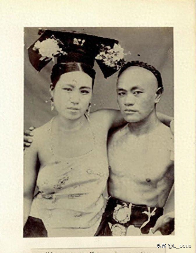 “不堪入目”老照片:日本男女赤裸共浴,喂奶忘记系扣子的妇女