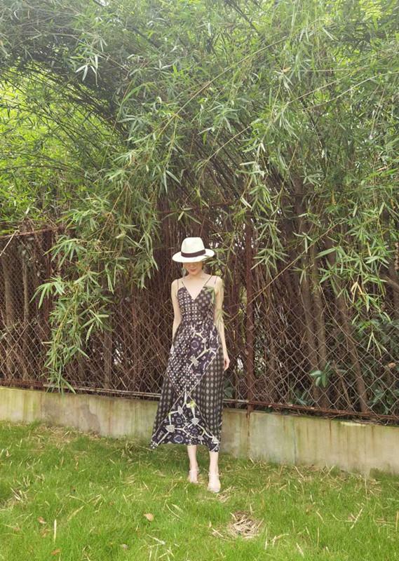 被40岁宋佳惊艳到!透明衬衫穿出女神风采,五官精致完全不会老