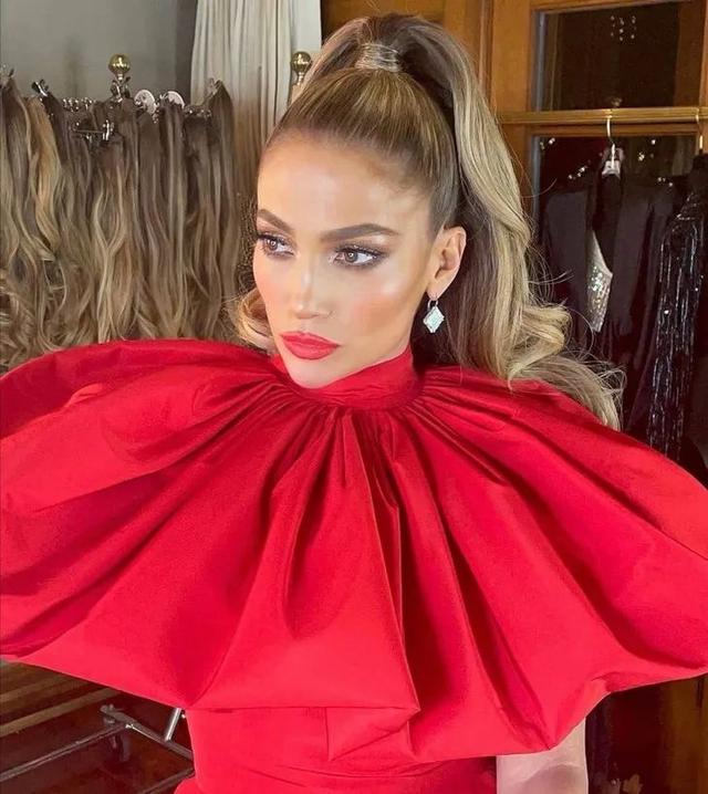 Jennifer Lopez 全裸拍新歌封面,这身材51岁?