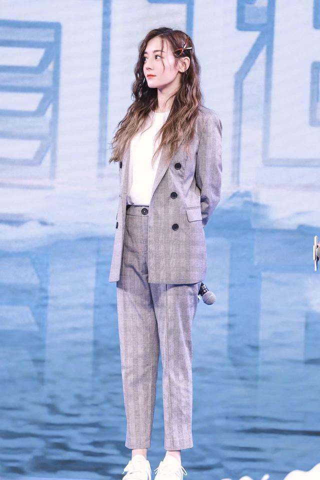 迪丽热巴秀身材拉仇恨,纤腰细腿小翘臀,背后视角更迷人