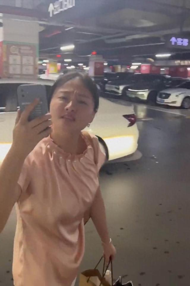 女子车上脱鞋躺下,后座不停换姿势,司机目睹后表情尴尬