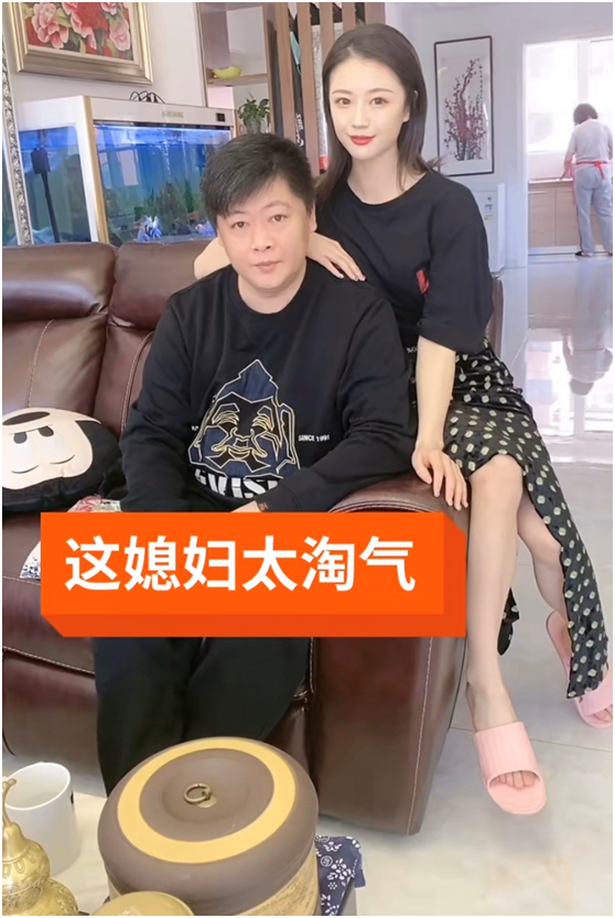 “谢永强”娇妻露面,穿短裙秀长腿跪地洗脚,永强皇上坐姿太享受