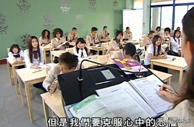 牛角胸罩,诱惑式舔刀尖,这些颠覆三观的镜头,看完让人一言难尽