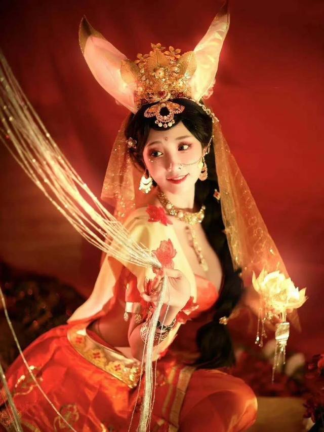 走路摇COS公孙离无双,身穿紧身旗袍,手拿油纸伞,宛如大型手办