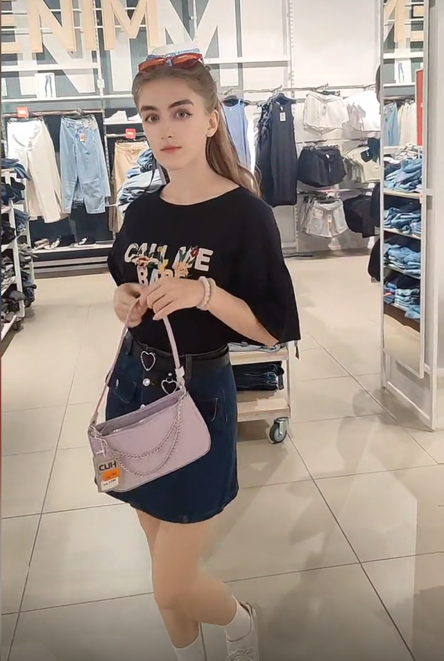 中国留学生爱上俄罗斯美女,每天被女友亲上百次,睡个懒觉都不成