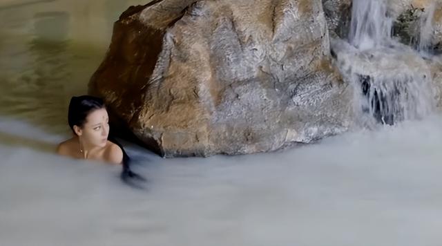 同样是“美人出浴”,有的清纯妩媚惹人怜,剩下的只想摁水里