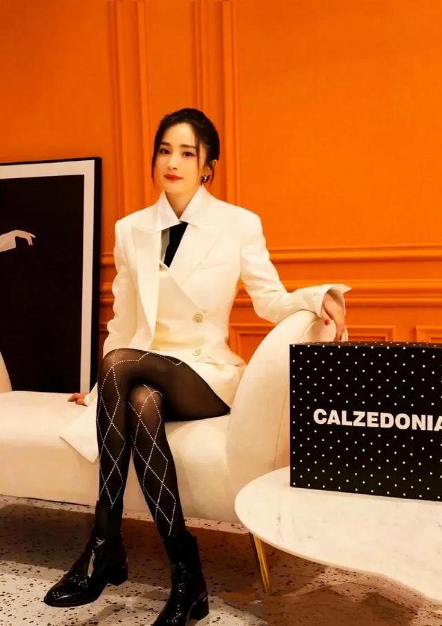 杨幂丝袜美腿鼻血流 黑丝妩媚太犯规
