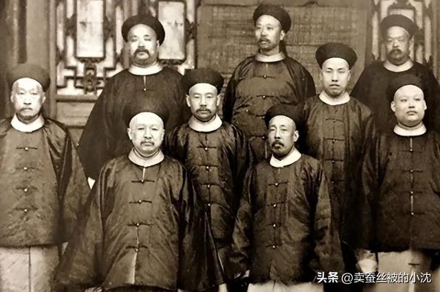 30张屈辱照片:德国女犯一丝不挂被枪决,被拍卖的大胸女人