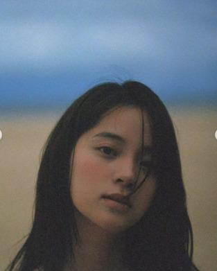 欧阳娜娜脱了!破尺度解放泳装「被拍全身照」铅笔腿全露 形状
