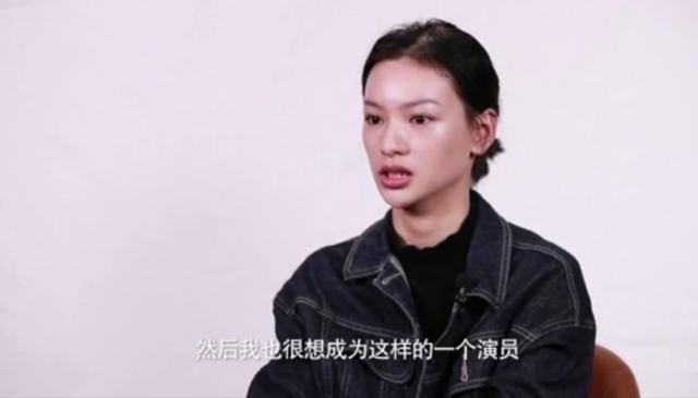 21岁女演员穿黑色透视装秀好身材,刚出道就穿性感装被批博眼球