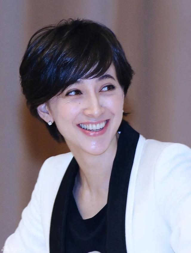 41岁日本最美女主播,高嫁前首相儿子,可小3岁花心丈夫频频出轨