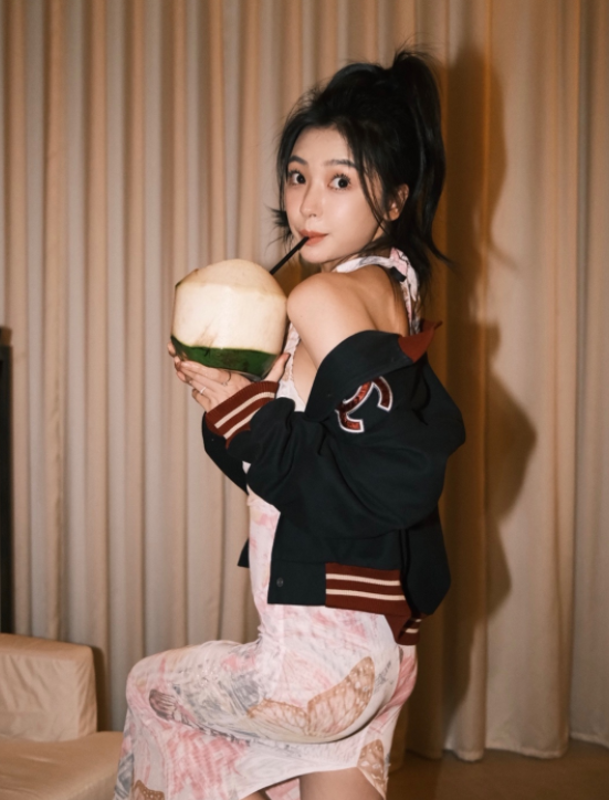 第一美女克拉拉晒自拍!穿黑丝秀纤细长腿,手表镶满钻石太阔气