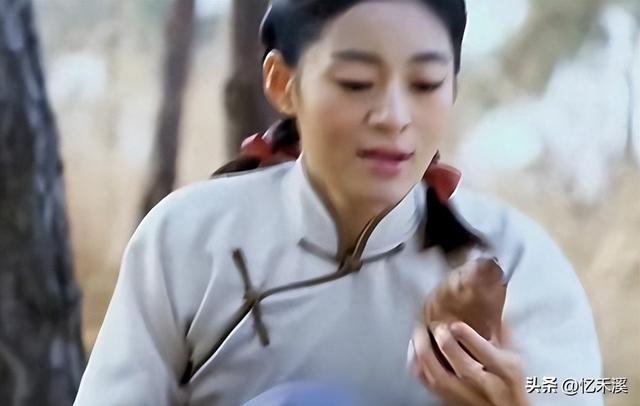 牛角胸罩,诱惑式舔刀尖,这些颠覆三观的镜头,看完让人一言难尽