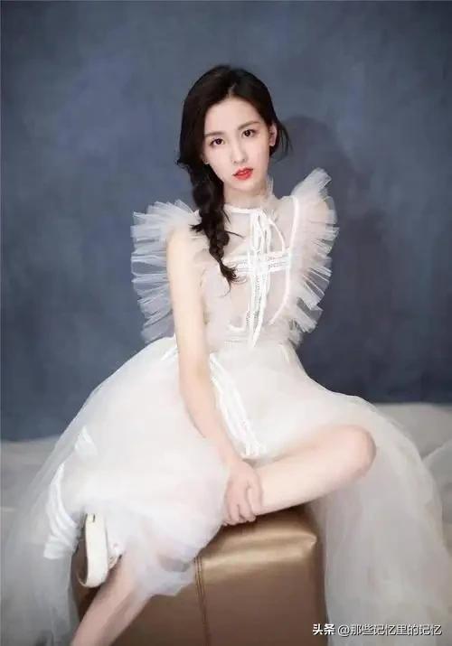 陈都灵机场丝袜撩人,肤白貌美大长腿,又纯又欲简直是人间尤物!