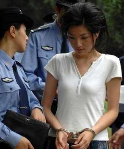 2005年,美女死刑犯毕丽梅被枪决,意外苏醒后,家属哀求饶她一命
