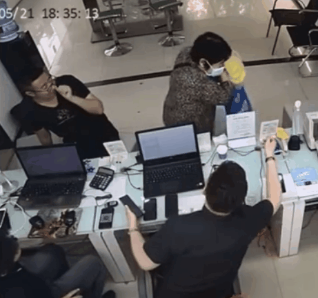 过分!美女老师竟然脚踩奔驰炫富?
