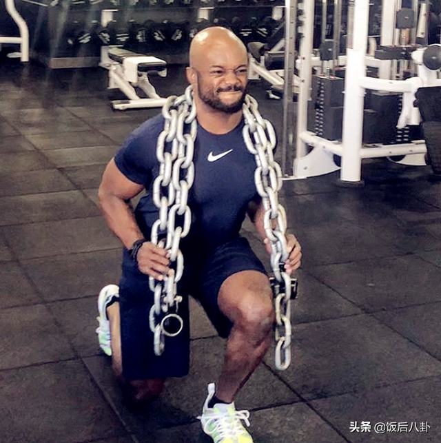 陈冠希姐姐与黑人男友街头热吻秀恩爱,一黑一白画风有点怪