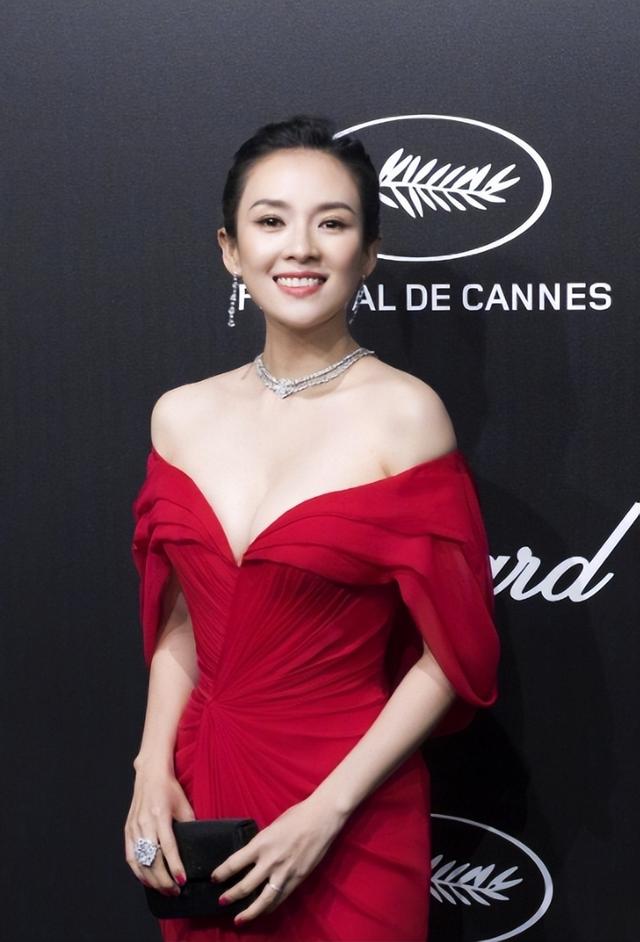 章子怡穿上红色深V抹胸爆乳裙,惊艳国际,散发大方魅力!