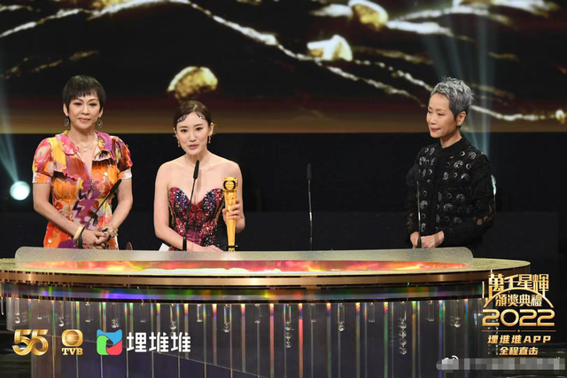 TVB红毯众多美女云集,不畏寒冷穿黑丝短裙露长腿,身材凹凸有致