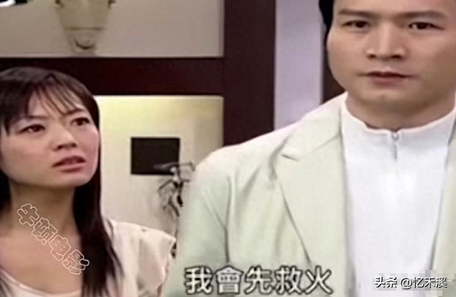 牛角胸罩,诱惑式舔刀尖,这些颠覆三观的镜头,看完让人一言难尽