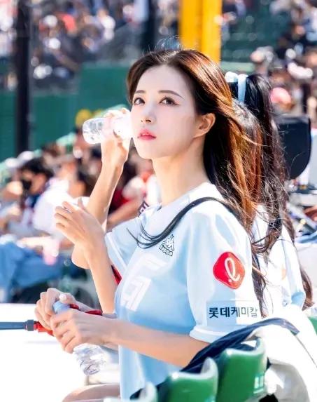 韩国啦啦队网红美女LeeHoZeong身材确实很出色