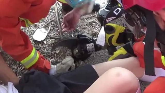 看着都疼!玉林一女孩被4米长钢筋刺穿大腿,消防紧急救援
