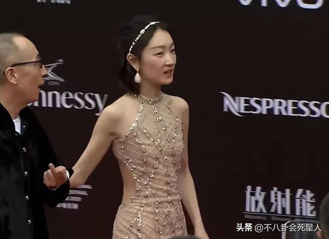 赵丽颖的副乳,杨幂的扁屁股,鞠婧祎的腿,女明星的身材也很真实