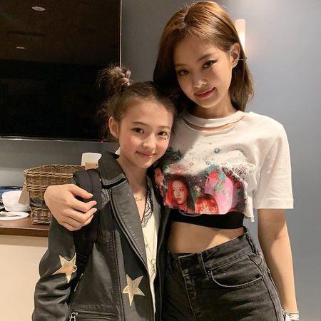 最美童星「小Jennie」16岁了! 连身短裙秀大长腿获赞:迪士尼公主