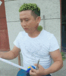 妹子真大胆,这样的纹身都敢露出来,我在她身后都替她感到尴尬