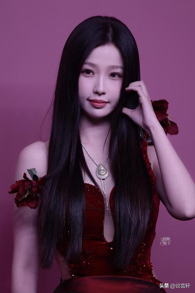 深圳这一夜,赵露思、林允的胸,露背的娜扎,都败给了朱珠的深V