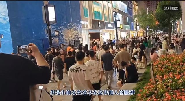 辣眼睛事件!美女全裸逛街视频曝光,网友热议:真相不敢相信!
